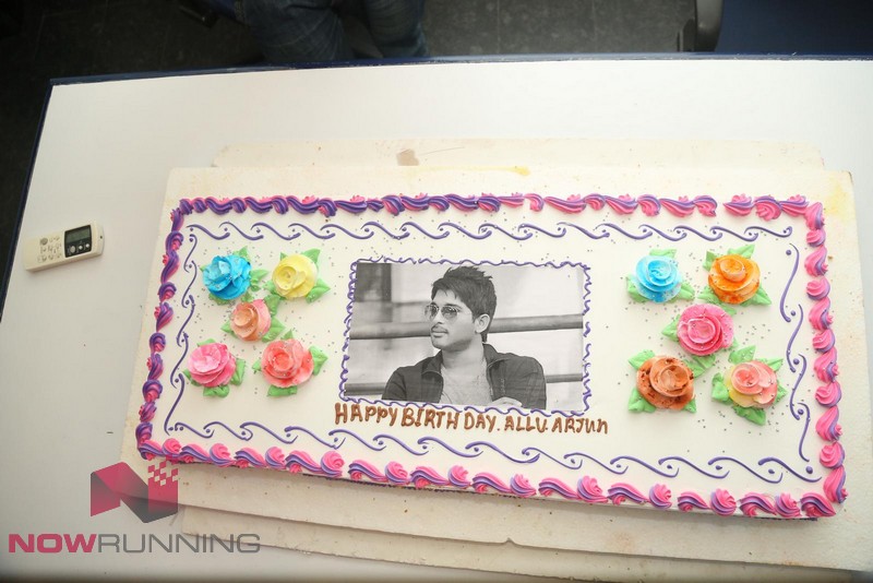 Arjun Kapoor cuts his pre-birthday cake with 'Mubarakan' co-stars Ileana  D'Cruz and Athiya Shetty