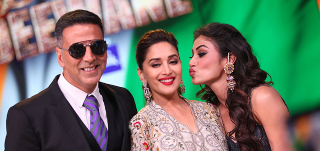 Akshay Kumar and Mouni Roy promote their film Gold on Colors Dance Deewane