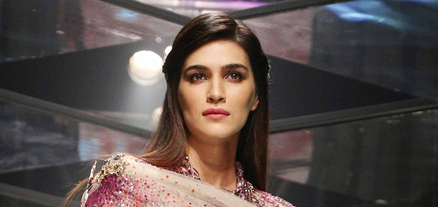 Kriti Sanon snapped walking the ramp for Tarun Tahiliani at the Lakme ...